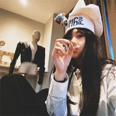 泳池里的女人